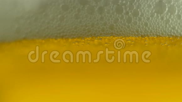 啤酒被倒入一个杯子在一个孤立的背景庆祝视频的预览图
