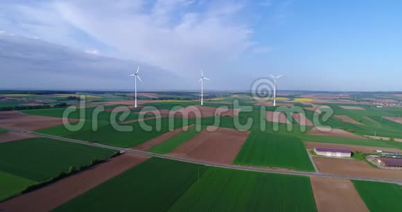 农田和发电风力发电机的空中全景图获取现代技术视频的预览图