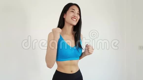 快乐健身女人视频的预览图