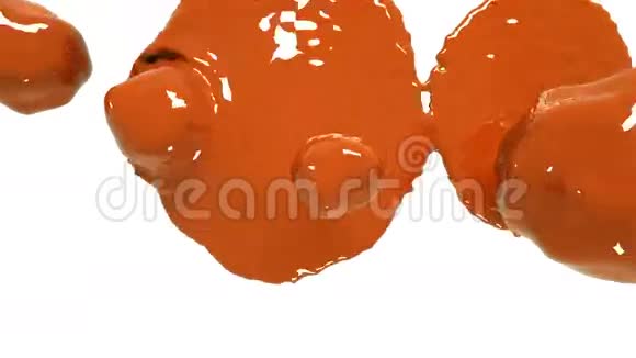 橙色的水滴落在白色的屏幕上彩色油漆视频的预览图