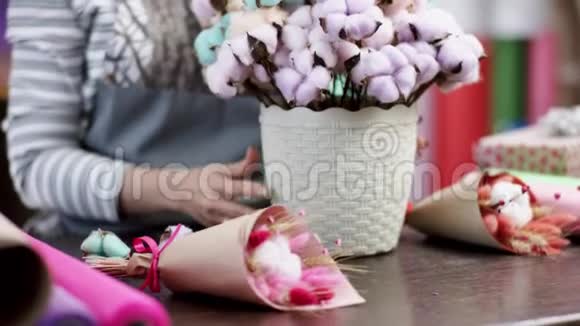快乐的花店女用纸包花她试图用一束美丽的花束谱写花朵视频的预览图