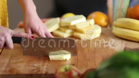 女人的手把菠萝切成碎片视频的预览图
