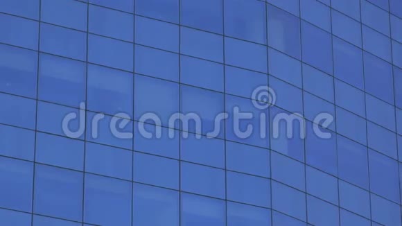 蓝色建筑窗户外部视频的预览图