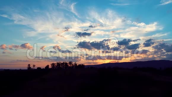 日落的空中景色乡村景色奇妙的风景强烈的色彩和对比视频的预览图