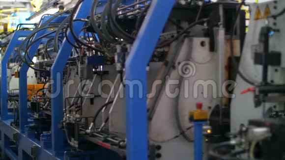 工厂机械在工厂工作工业机器加工金属视频的预览图