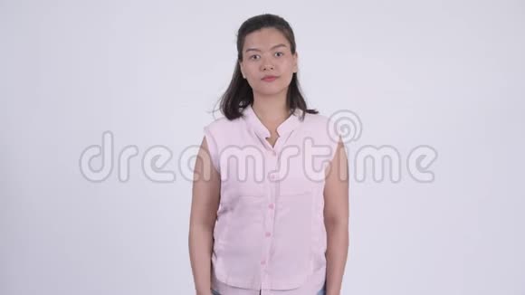 年轻漂亮的亚洲商人双臂交叉视频的预览图