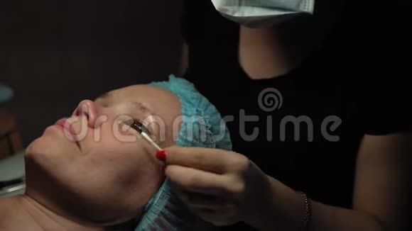 女人在卷曲和角蛋白睫毛提升程序视频的预览图