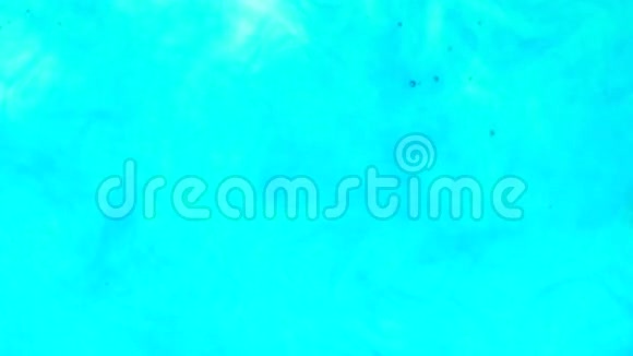 蓝墨水在水中扩散视频的预览图