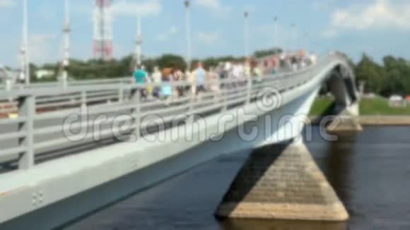 行人在人行桥上行走夏季视频的预览图