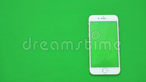 在绿色屏幕上使用智能手机有各种手势水平关闭绿色屏幕视频的预览图