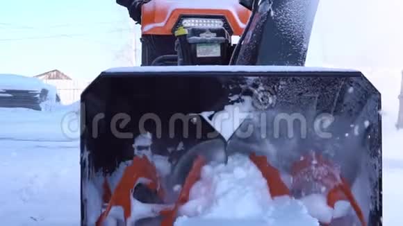 用除雪机清洗领地视频的预览图
