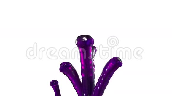美丽的喷泉紫罗兰液体飞溅喷泉3D白色背景与阿尔法哑光许多果汁流正在上升视频的预览图