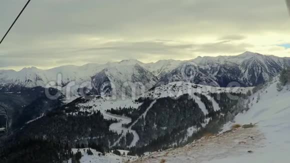 在风雪中滑雪站的滑雪电梯视频的预览图