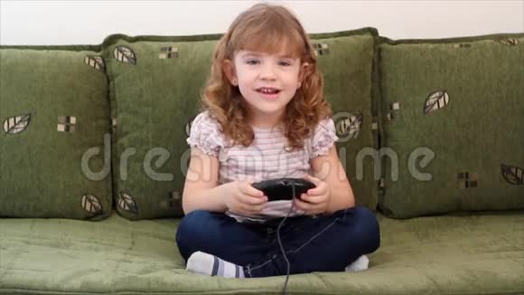 小女孩玩电子游戏视频的预览图