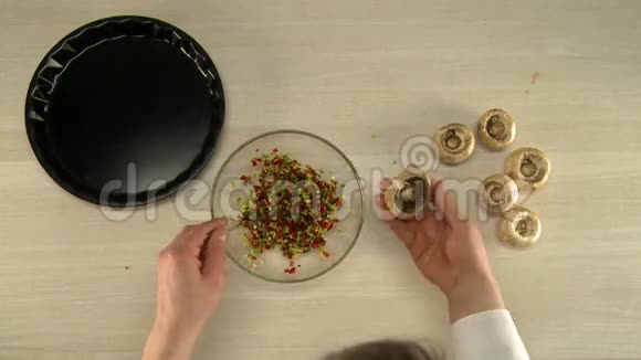 烘焙前厨师填充蘑菇的俯视图视频的预览图