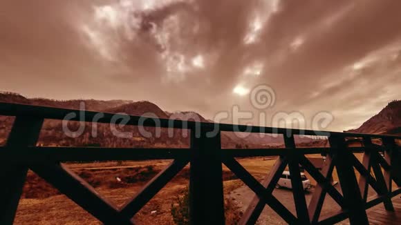 高山景观高台木栅栏随云的时间推移水平滑块运动视频的预览图