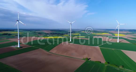 农田和发电风力发电机的空中全景图获取现代技术视频的预览图
