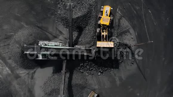 露天矿煤炭开采业俯视空中无人机视频的预览图