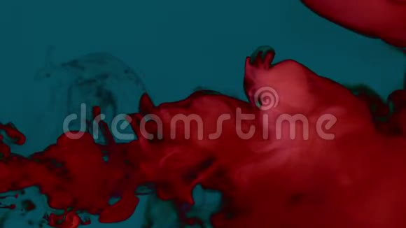 纯深蓝色背景下的胭脂红烟创造了蜗壳和漩涡在右边的屏幕上填充了彩色图形视频的预览图