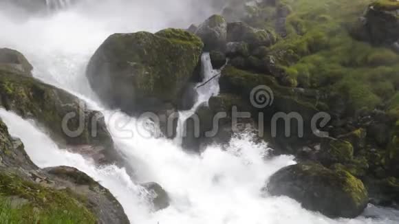 山景瀑布视频的预览图