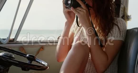 年轻女子数码相机拍照4k视频的预览图