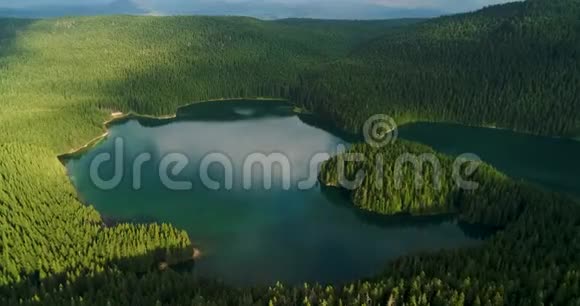 在山上一个美丽的湖上鸟瞰黑山黑湖视频的预览图