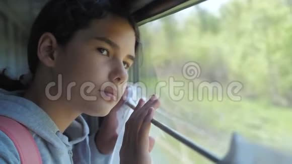 小女孩十几岁是乘火车旅行的背包客旅游运输铁路概念旅游学校的女孩视频的预览图