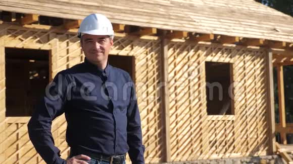 概念建筑构建建筑师慢动作视频戴着头盔的建筑工人站在一座建筑前视频的预览图