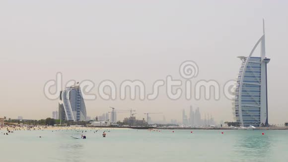 迪拜著名酒店海滩生活视频的预览图