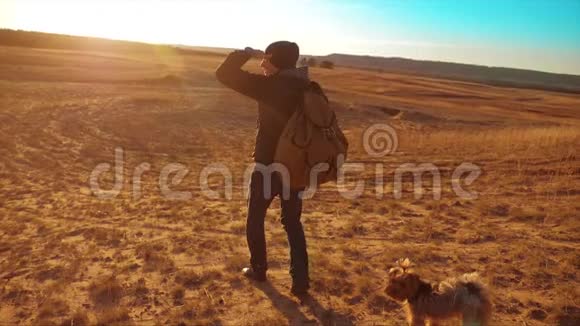 一个背包客的剪影徒步旅行者稳定运动视频阳光日落人侧视走向成功视频的预览图