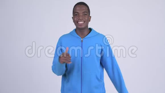 年轻快乐的非洲男人竖起大拇指视频的预览图