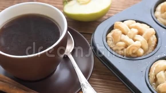 早餐新鲜自制美味苹果松饼视频的预览图