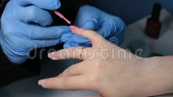 在指甲上涂粉红色指甲油视频的预览图