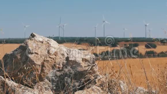 西班牙沙漠的风力发电视频的预览图