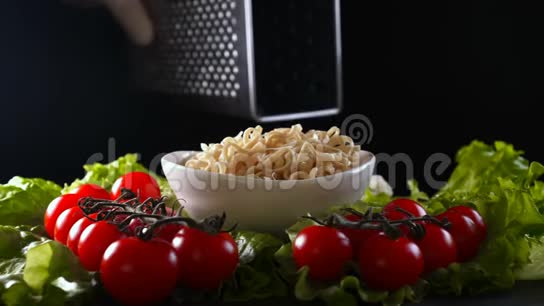 餐厅里的厨师在家里做熟食主厨为完成的意大利面做装饰视频的预览图