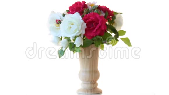 一束美丽的红玫瑰点缀在白色的玫瑰上视频的预览图