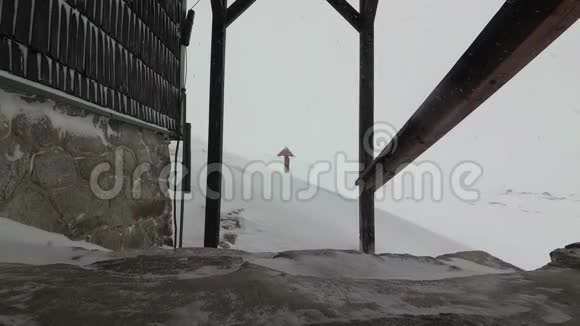 高山降雪斯洛伐克山屋视频的预览图
