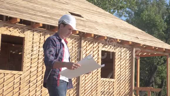 概念建筑构建建筑师慢动作视频戴着头盔的男建筑工人举着一个视频的预览图