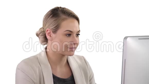 成年女商人在办公室看电脑白色背景视频的预览图