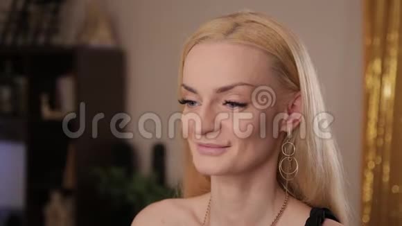 美容院漂亮女孩的脸视频的预览图