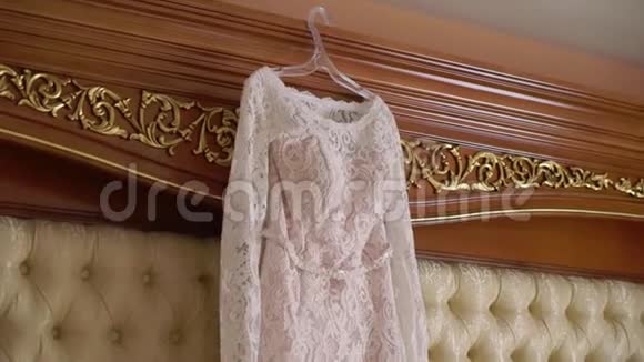 卧室里穿白色婚纱视频的预览图