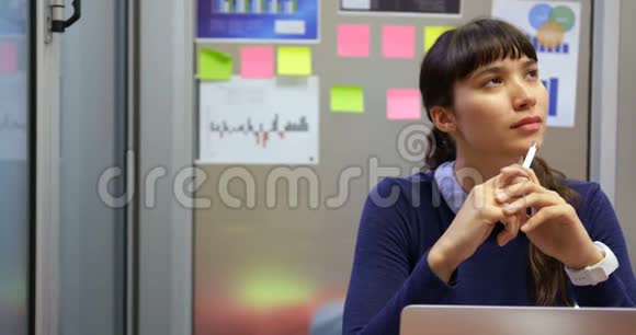 女商人在现代化办公室的办公桌前工作视频的预览图