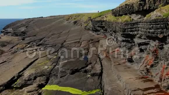 爱尔兰Kilkee悬崖的鸟瞰图视频的预览图