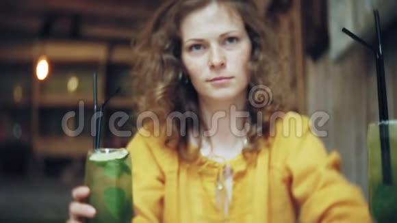 年轻女子在咖啡馆酒吧喝鸡尾酒视频的预览图