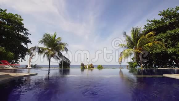 酒店内的室外游泳池视频的预览图
