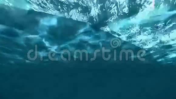 船舶油船在海洋镜头视频的预览图