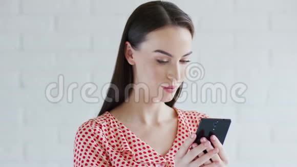 使用智能手机的开朗女人视频的预览图