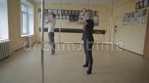 女孩和男人在舞蹈室跳脱衣舞视频的预览图