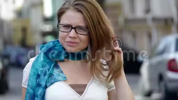 戴眼镜的美女在城里摆姿势视频的预览图
