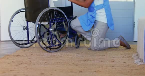 女医生与轮椅上的老年妇女互动视频的预览图